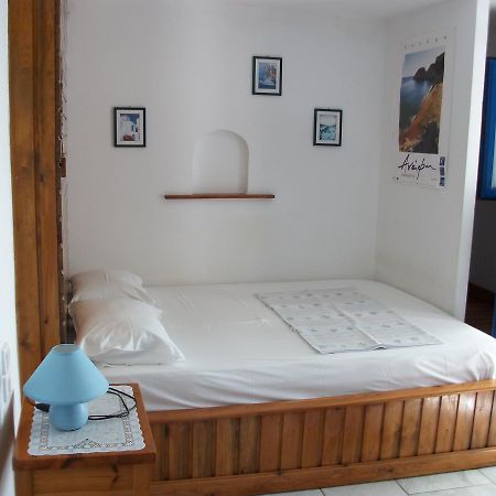 Floras Rooms And Studios อานาฟี ภายนอก รูปภาพ